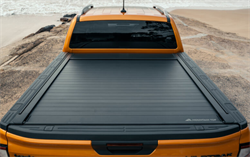 Roll cover EVOm manuelt betjent roll cover i Sort Mountain Top fra RealTruck til Ford Ranger Wildtrak D/C Årgang 2023+